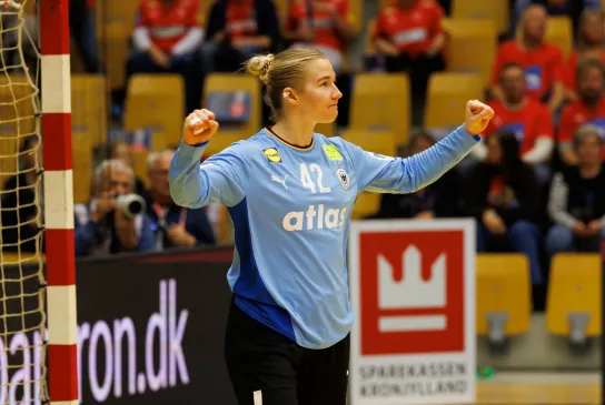 Eine Torhüterin im Handballtor