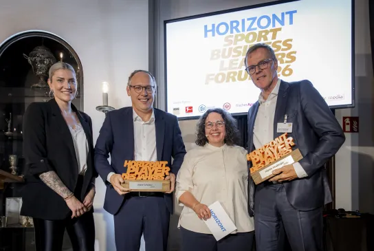 Mark Schober (Zweiter von links) und Martin Heuberger (rechts) erhielten auf dem HORIZONT Sportbusiness Award 2026 die Auszeichnung "Player des Jahres"