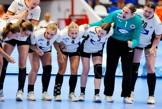 Die weibliche U19 Nationalmannschaft schwört sich ein.