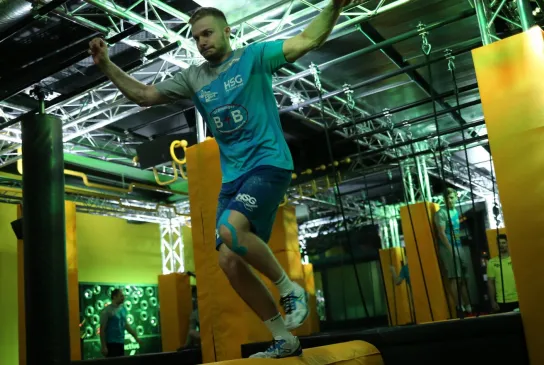 Michel-Stotz-HSG-Konstanz-Ninja-Warrior-Peter-Pisa.jpg
