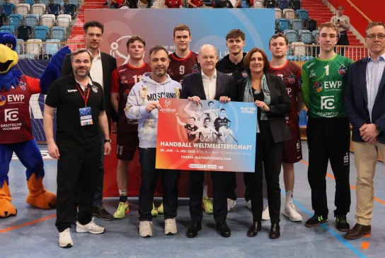 230331_U21WMmitKanzlerundBundestrainer_laechler.JPG