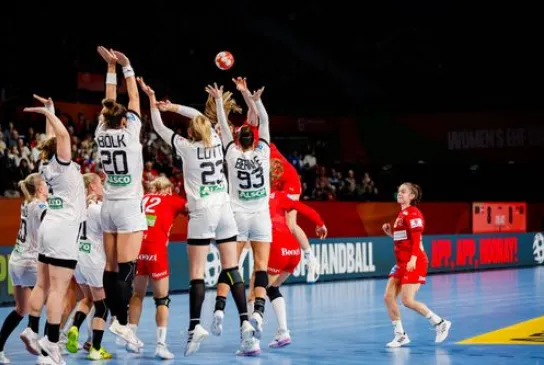 EURO24W_Denmark-vs.-Germany__UH24957_UH.JPG